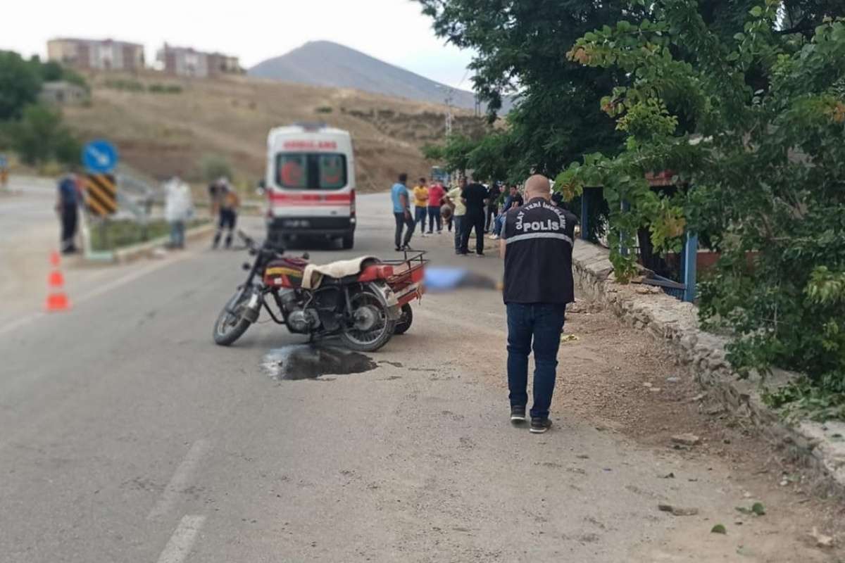 Freni tutmayan motosiklet bahçe duvarına çarptı: 1 ölü, 2 yaralı