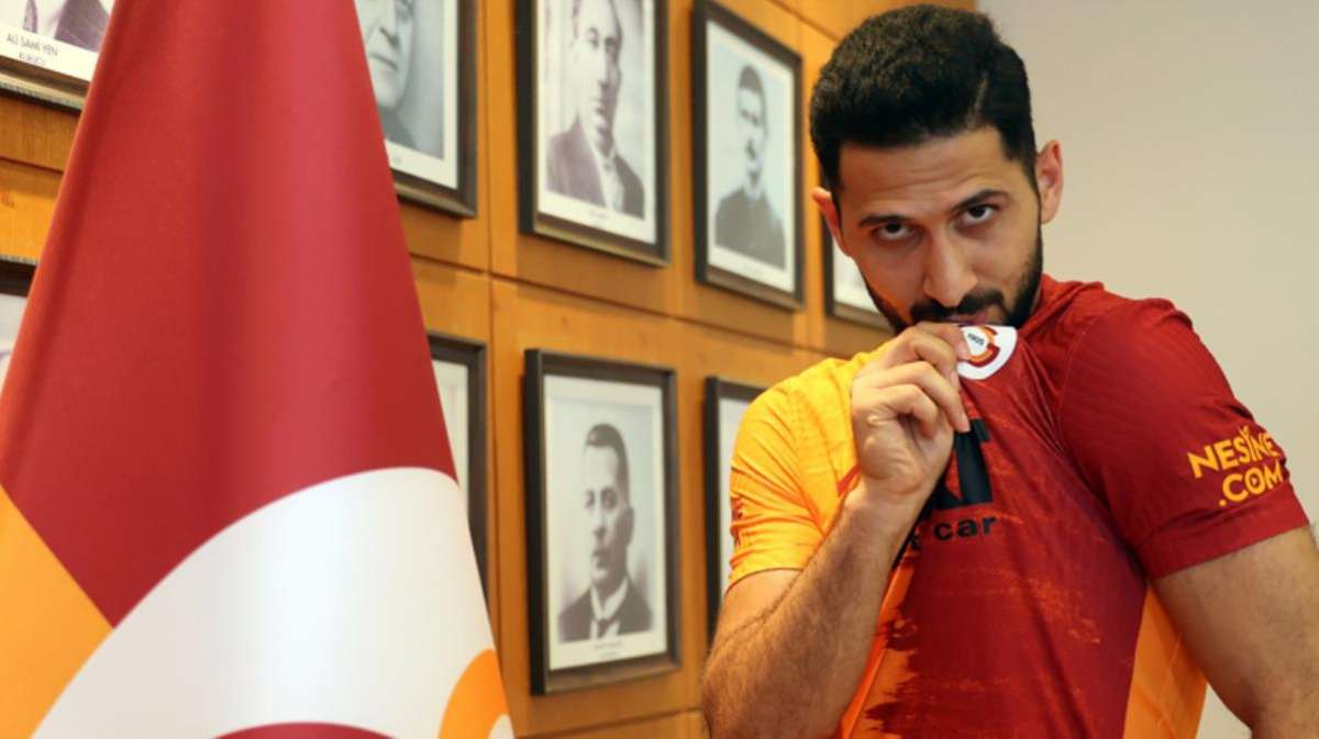 Galatasaray'la sözleşmesini iki yıl uzatan Emre Akbaba, büyük bir indirime gitti