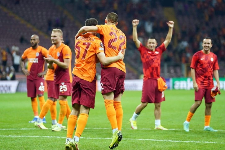 Galatasaraylı futbolcular galibiyeti taraftarlarla kutladılar