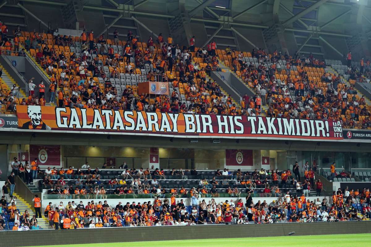 Galatasaraylı taraftarlar tribünlerde