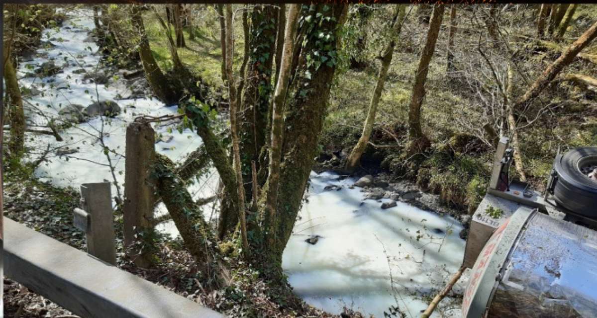 Galler'de süt tankeri nehre devrildi, nehirden su yerine süt aktı