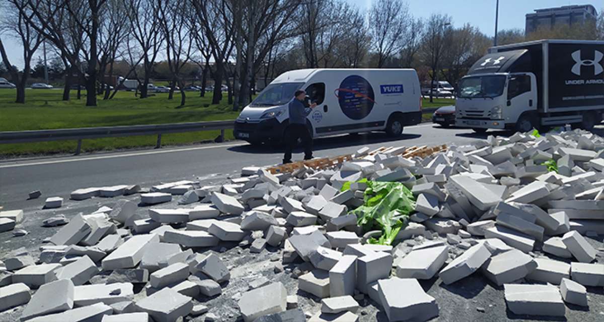 Gaz beton döküldü, yol tek şeride düştü