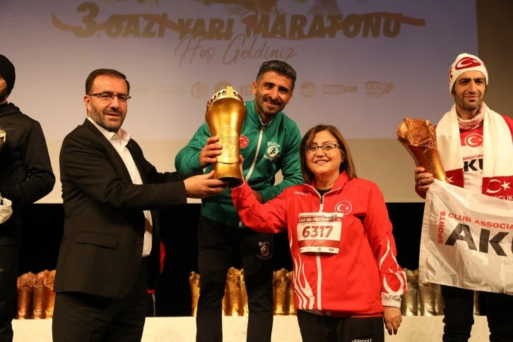 Gazi Yarı Maratonu’nun ödülleri sahiplerini buldu