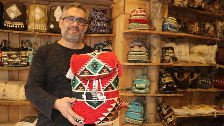 Çöpten topladığı kilim parçalarını dönüştürerek 23 ülkeye ihraç ediyor