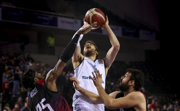 Devler Bursa'dan galibiyetle dönüyorlar 78-74