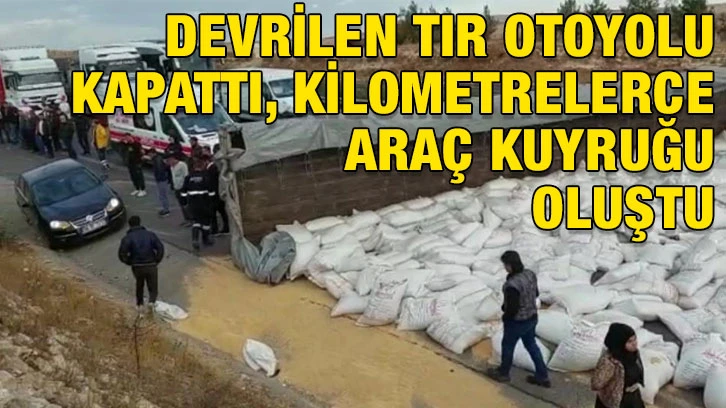 Devrilen tır otoyolu kapattı, kilometrelerce araç kuyruğu oluştu