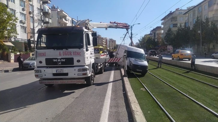 Dört araç birbirine girdi, araçlardan biri tramvay yoluna uçtu