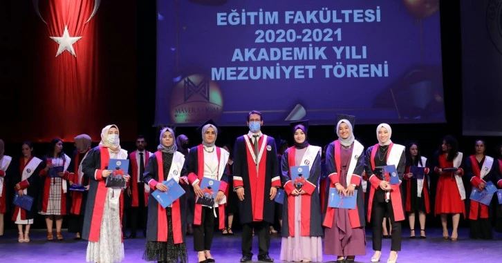 Gaün Eğitim Fakültesi Öğrencileri Keplerini Mezuniyet İçin Fırlattı