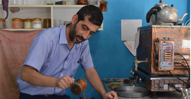  Gaziantep'te çay ocağı işletmecisinden 2 doz aşı olana Türk kahvesi ikramı