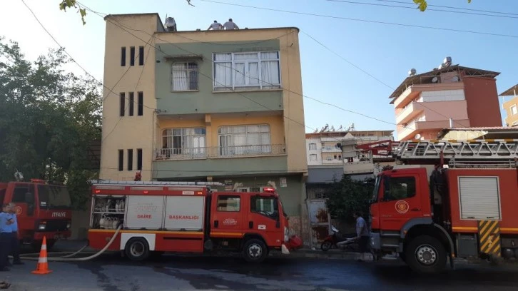 Gaziantep'te Depo olarak kullanılan odadaki eşyalar küle döndü.