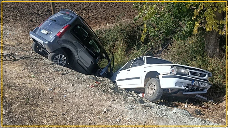 Gaziantep'te hafif ticari araç ile otomobilin çarpıştığı kazada 5 kişi yaralandı