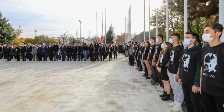 Gaziantep'te ortaöğretim ve üniversite öğrencileri Atatürk'ü andı