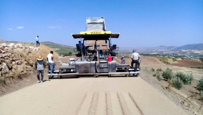 Köy yollarının yapımı tam gaz sürüyor