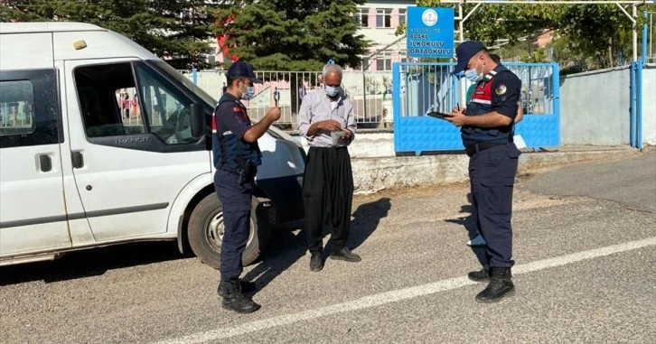 Nizip'te jandarma ekipleri öğrenci servis araçlarını denetledi