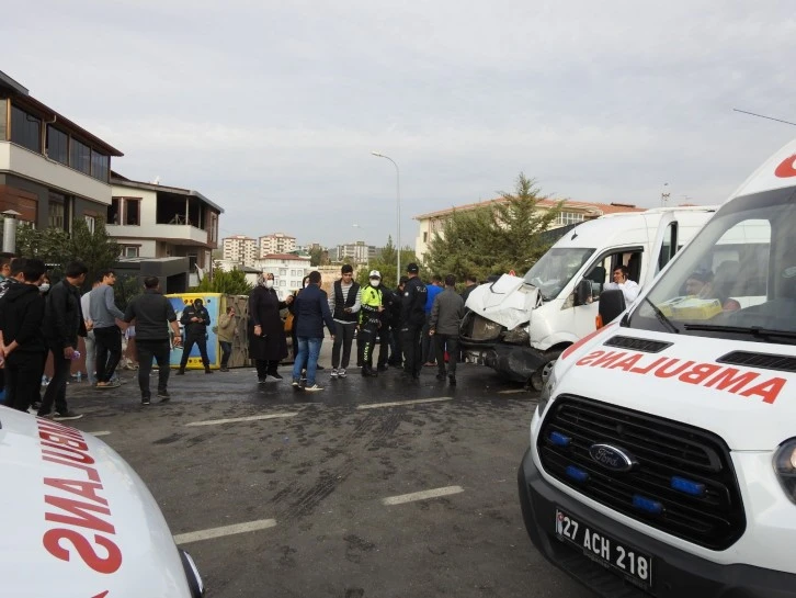 Öğrenci servisi ile halk otobüsü çarpıştı: 14 yaralı