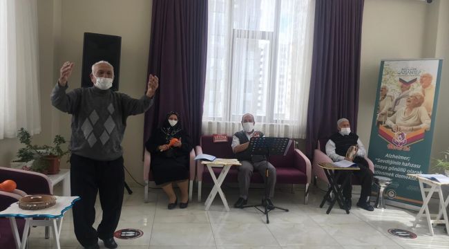 Gaziantep'te alzaymır hastaları müzikli terapiyle moral buluyor