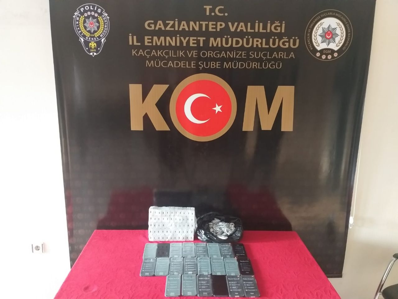 Gaziantep’te durdurulan şüpheli araçta kaçak ürünler ele geçirildi