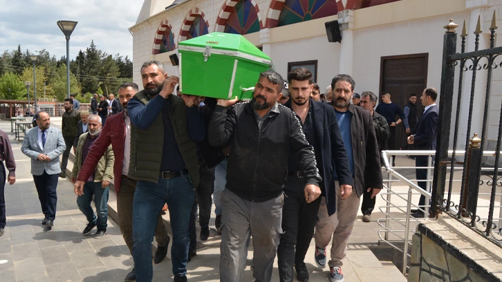 Gaziantep'te iş makinesinin çarptığı çocuk toprağa verildi