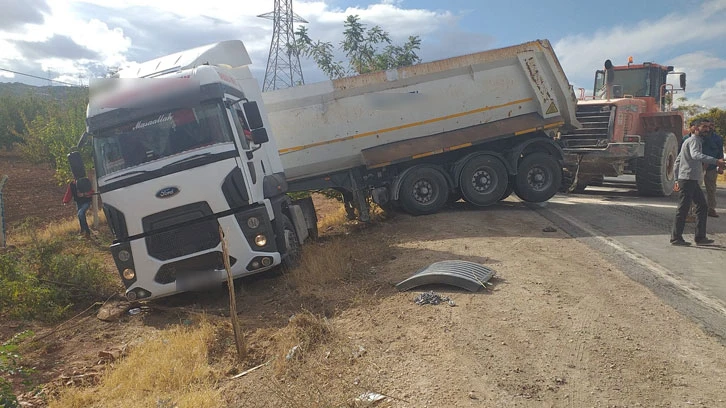 Yoldan çıkan tır vinç yardımıyla çıkarıldı