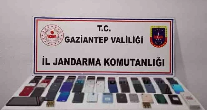 Gaziantep’te 194 adet kaçak cep telefonu ile 115 litre kaçak alkol ele geçirildi