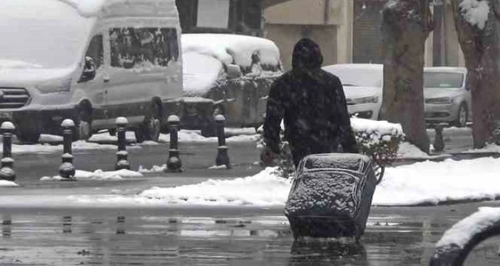 Gaziantep’te kar yağışı etkisini sürdürüyor