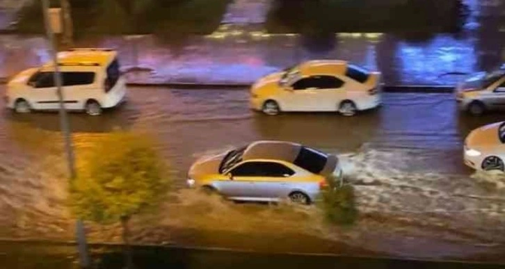 Gaziantep’te sağanak yağış hayatı felç etti