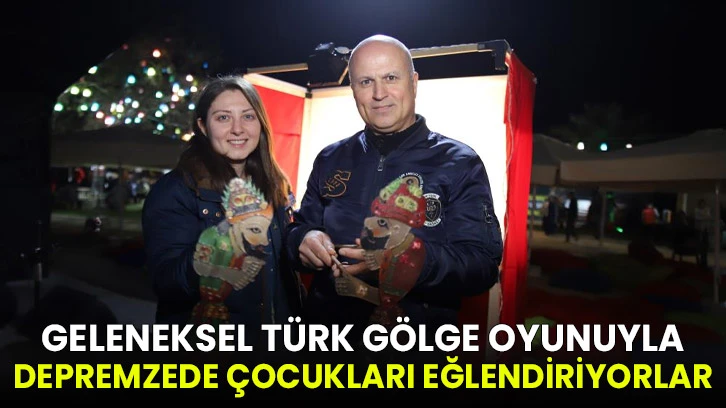 Geleneksel Türk gölge oyunuyla depremzede çocukları eğlendiriyorlar