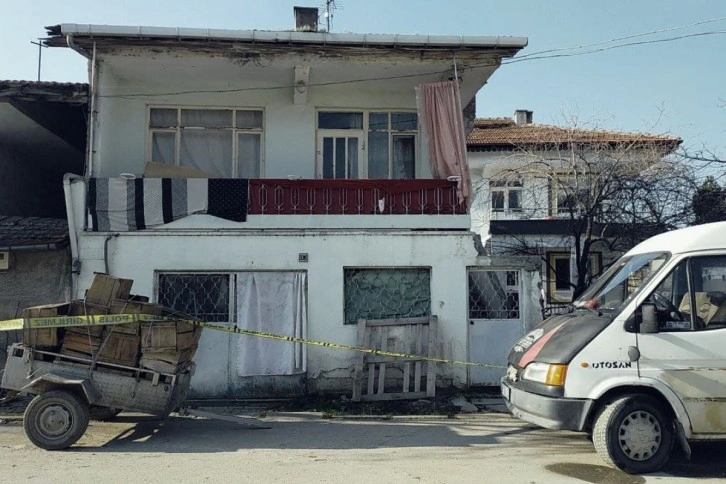 Genç kız, tartıştığı annesini önce bıçakladı sonra kabloyla boğarak öldürdü