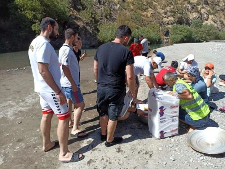 Gençler Şenoba'da rafting öğreniyor