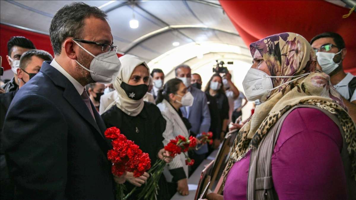 Gençlik ve Spor Bakanı Mehmet Muharrem Kasapoğlu, Diyarbakır annelerini ziyaret etti