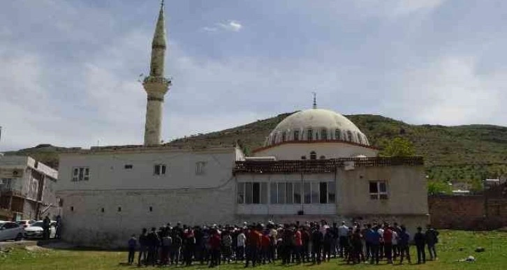 Gercüş’te cemaat cuma namazı sonrası yağmur duasına çıktı