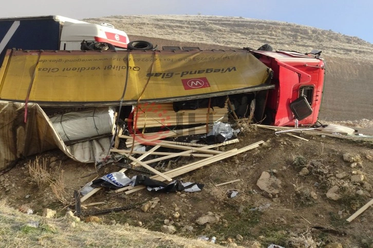 Gercüş’te sisli havada kereste yüklü tır devrildi: 1 yaralı