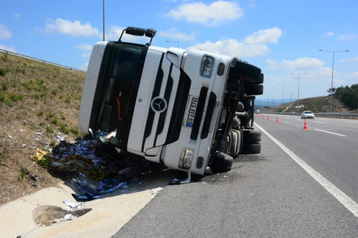 Geri dönüşüme gidecek kağıtları taşıyan tır Kuzey Marmara’da devrildi