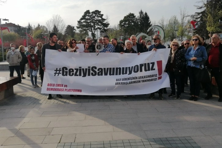 Gezi davası eylemine Türk bayraklı tepki