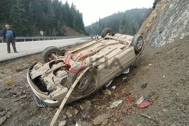 Gizli buzlanma sebep oldu: Takla atan otomobildeki 5 kişi yaralandı