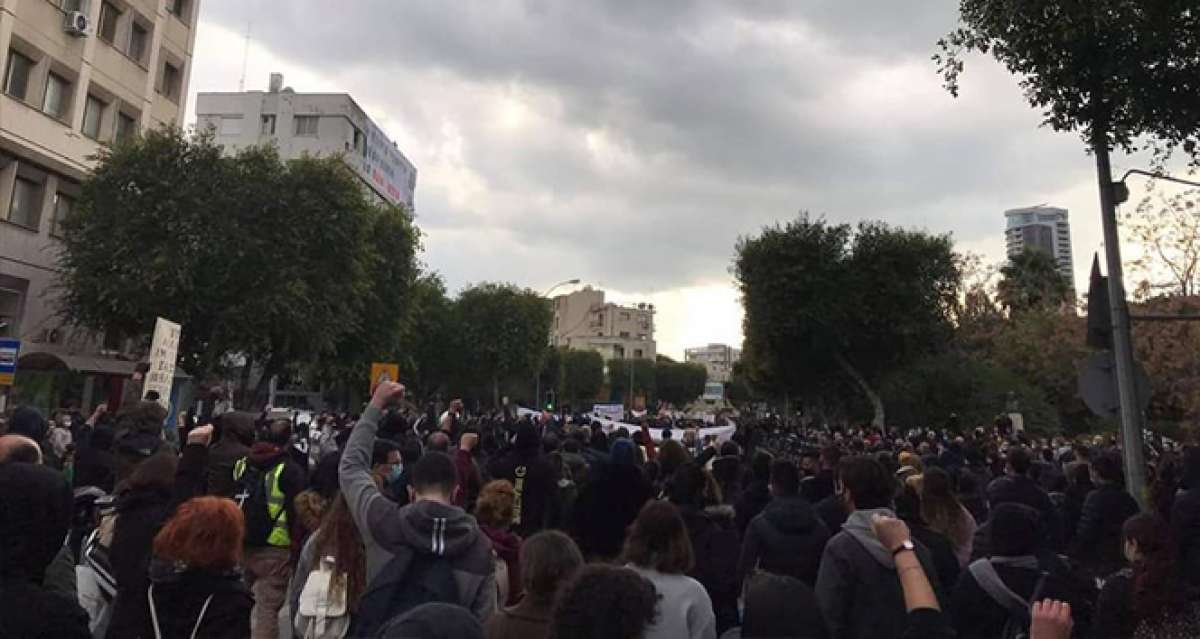 GKRY'de hükümetin Covid-19 politikası protesto edildi