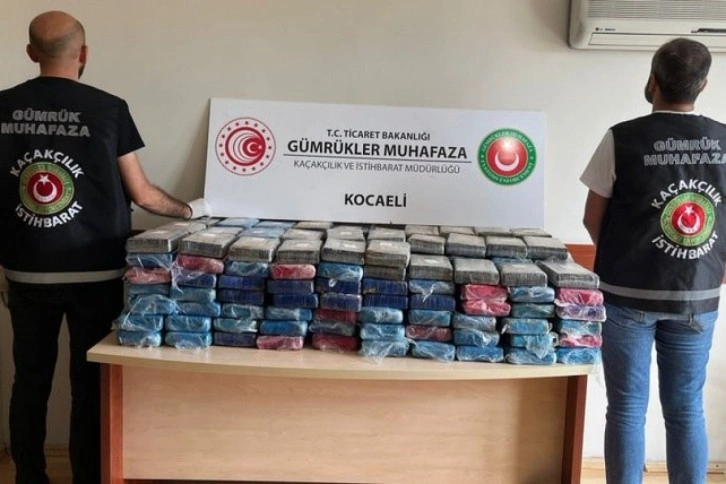 Gümrük Muhafaza ekipleri 226,9 kg esrar ile 246,8 kg kokain ele geçirdi