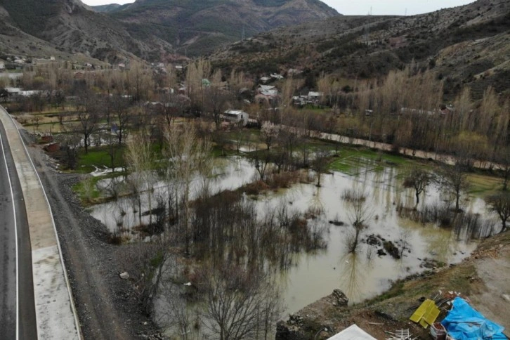 Gümüşhane’de şiddetli yağışların ardından taşan Harşit Çayı nedeniyle bahçeler gölete döndü