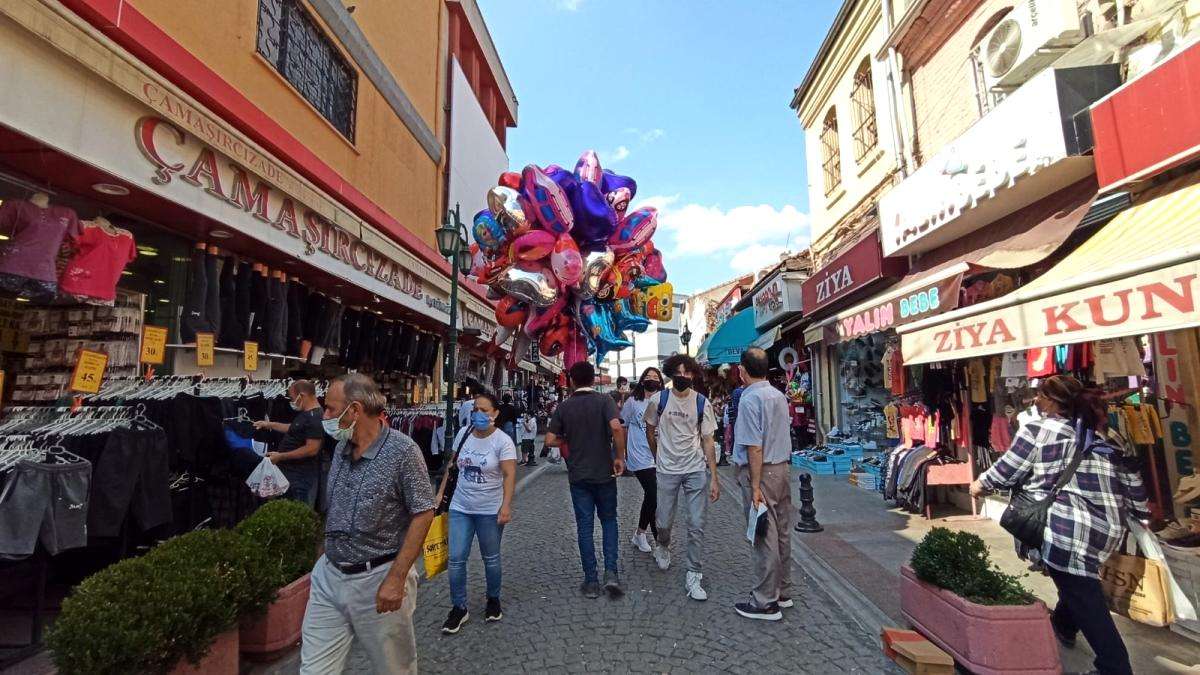 Günde 10 kilometre yürüyerek balon satıyor, aylık kazancı 6 bin lira