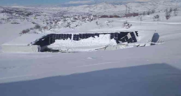 Güneş enerji panellerinin bulunduğu çatı çöktü