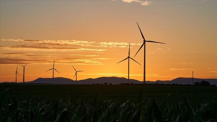 Güneş, rüzgar ve jeotermal enerjiden faydalanarak binalarda enerji tasarrufu sağlamak mümkün