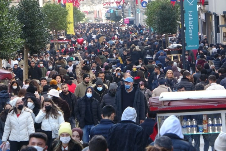 Güneşi gören Taksim’e akın etti