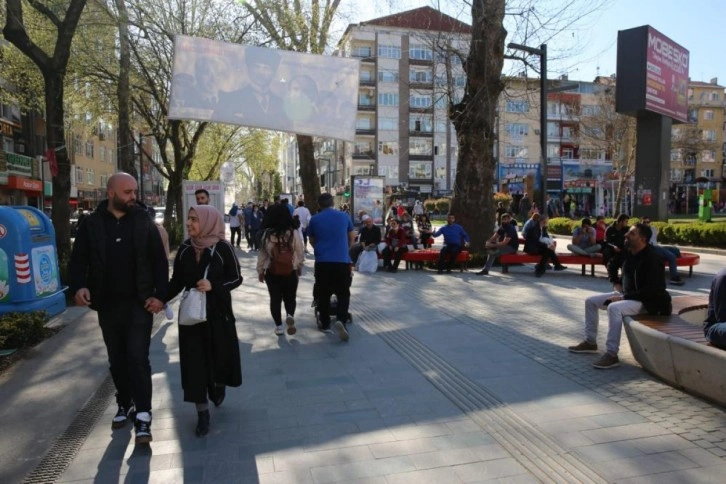 Güneşli havayı fırsat bilenler Cumhuriyet Bulvarı'nda yoğunluk oluşturdu