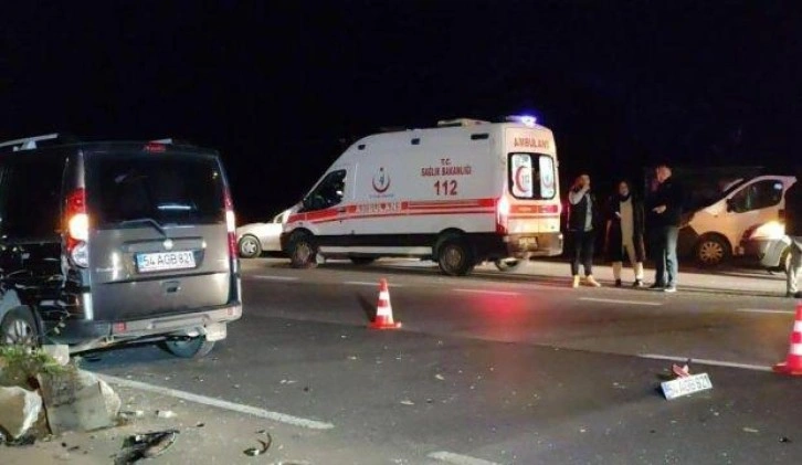 Hafif ticari araç ile kamyonet çarpıştı: 3 yaralı