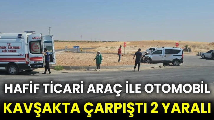 Hafif ticari araç ile otomobil kavşakta çarpıştı 2 yaralı