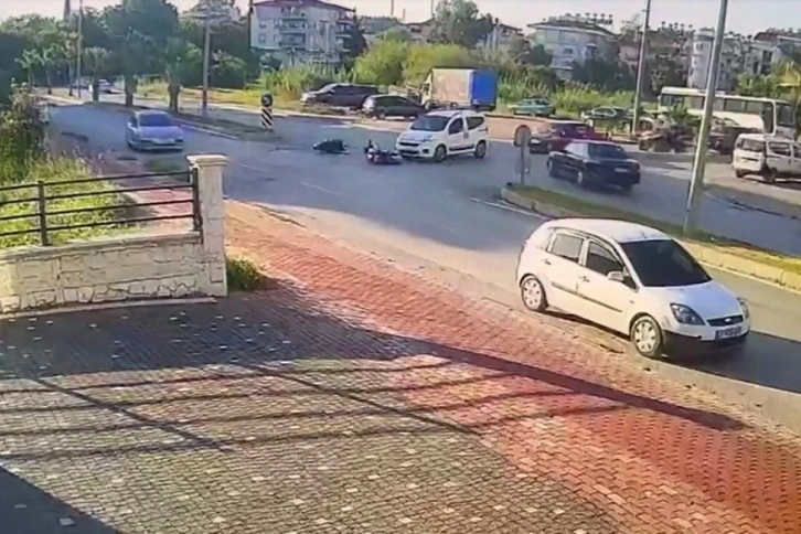 Hafif ticari araç motosikletle çarpıştı: 2 yaralı