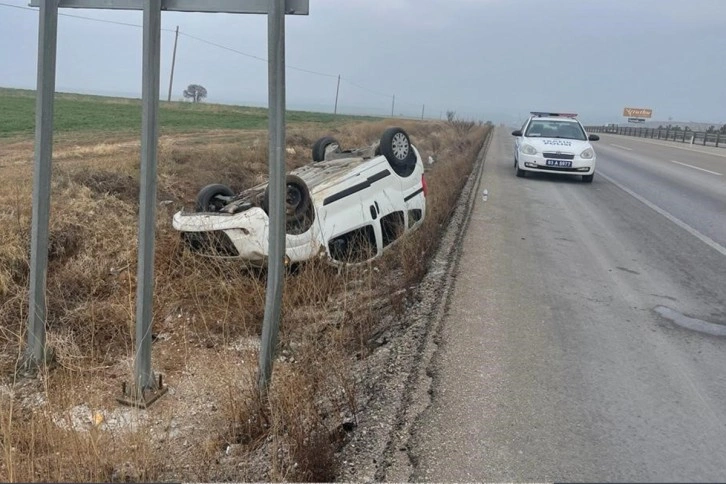 Hafif ticari araç takla attı, 7 kişi yaralandı