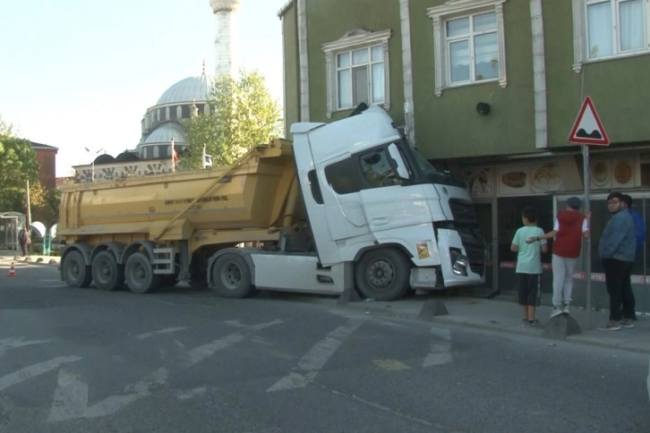 Hafriyat kamyonu binaya çarptı, korku dolu anlar yaşandı