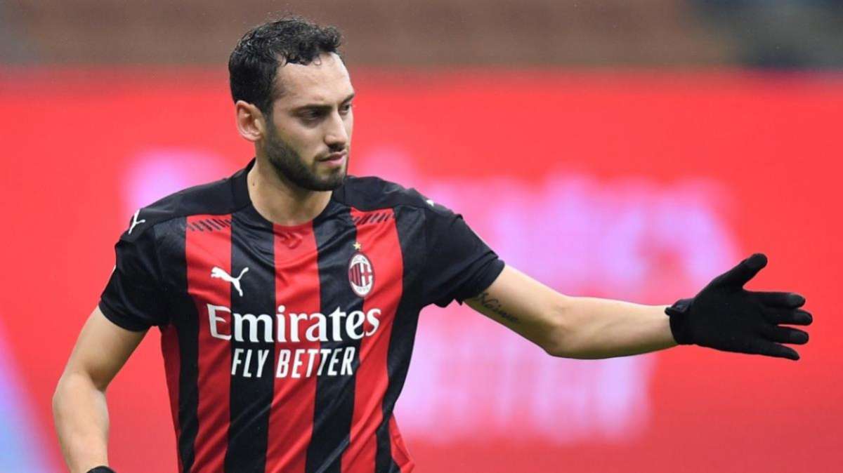 Hakan Çalhanoğlu'nun yeni sezon için Manchester United ile anlaştığı iddia edildi