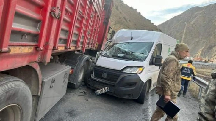 Hakkari-Van karayolunda kaza: 1 kişi yaralandı!